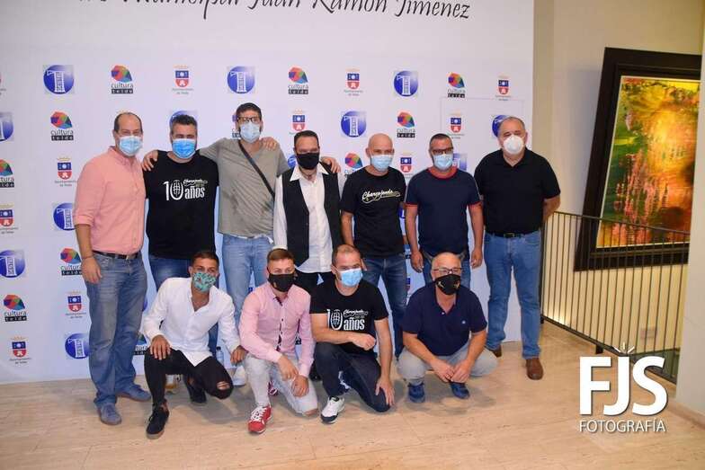 El concejal Juan Martel, primero por la izquierda, con integrantes de grupos participantes en la nueva edición de la campaña estival/Francisco Javier Santana.